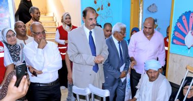 محافظ سوهاج يتفقد قافلة تركيب الأطراف الصناعية بمستشفى الهلال الأحمر بالحويتى اللواء دكتور عبد الفتاح سراج محافظ سوهاج