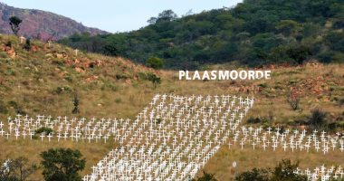 نصب "الصليب الأبيض" رواية زائفة عن قتل البيض بجنوب أفريقيا.. يضم 3000 صليب على سفح تل.. نصب يخلد ذكرى المزارعين البيض المقتولين على مدار 30 عاما.. ترامب استند عليه لاتهام بريتوريا بالاستهداف العنصرى للأفريكانز