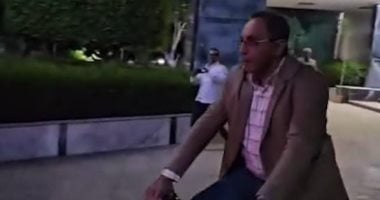 بعد عمله اليومى.. محافظ قنا يتجول بدراجة فى شوارع المحافظة محافظ قنا يتجول بدراجة
