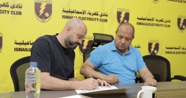 رضا شحاتة مديرا فنيا لكهرباء الإسماعيلية فى الدورى الممتاز.. صور رضا شحاته يوقع على عقود تدريبه لكهرباء الإسماعيلية