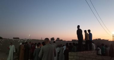 القرية كلها بتودعها.. تشييع جثمان طالبة إعدادية ضحية انهيار منزل بقنا.. مباشر جانب من الجنازة
