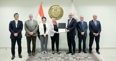 وزير التعليم ونائب "جايكا" يكرمان الدفعة الرابعة من مدربي أنشطة التوكاتسو جانب من التكريم