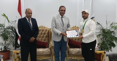محافظ قنا يكرم بطل العالم في الووشو كونغ فو تقديرًا لإنجازاته الدولية