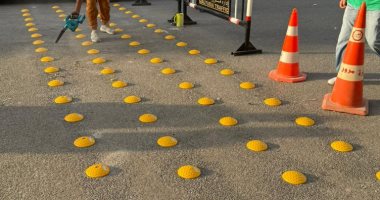 استجابة لمطالب المواطنين.. تركيب مطبات "عين القط" حديثة أمام مستشفى بنها الجامعي