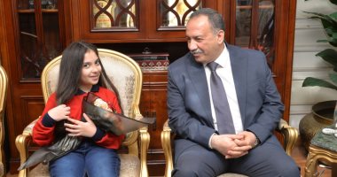 محافظ أسيوط يكرم الطالبة "أنجلينا عماد" ويمنحها درع المسئولية المجتمعية