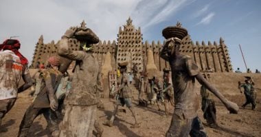 شاهد.. آلاف الماليين يرممون واجهات مسجد جينيه "الترابي" ترميم مسجد جينيه التربى فى مالى