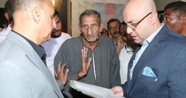 محافظ بني سويف يزور قرية كوم أبو خلاد ويوجه بحلول لمطالب واحتياجات الأهالى    