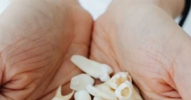 تفسير سقوط الأسنان الأمامية بدون دم: 5 معاني ستغير حياتك! - السبب الثاني: نقص الفيتامينات والمعادن