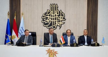 الدولة تتصدى لتعاطى المخدرات وترفع وعى الشباب.. محافظ أسوان يشيد بجهود صندوق مكافحة الإدمان فى الأنشطة الوقائية وتقديم العلاج للمرضى مجاناً.. عمرو عثمان يستعرض خطة تنفيذ لبرامج وقائية لرفع الوعى بخطورة التعاطى محافظ أسوان ومدير صندوق مكافحة الإدمان