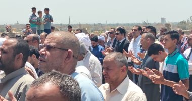 المئات من أهالى سوهاج يشيعون جثمان مدير العلاقات العامة بديوان عام المحافظة.. صور