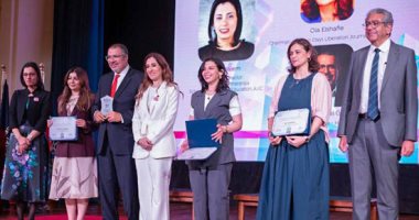 تكريم الإعلامية علا الشافعي في "She Builds Beyond" لدعم رائدات الأعمال تكريم الإعلامية علا الشافعي في فعالية "She Builds Beyond"