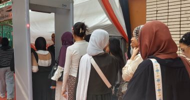 تفتيش ذاتى ومنع للهواتف.. إجراءات مشددة فى لجان الثانوية العامة بدء دخول طلاب الثانوية العامة