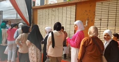 طلاب الثانوية العامة يبدأون امتحانى اللغة الثانية والاقتصاد.. وزير التعليم يتابع انطلاق الاختبارات ودخول الطلاب من غرفة العمليات المركزية.. اللجان تجرى تفتيشا للطلاب لعدم السماح بدخول وسائل الغش.. صور طلاب الثانوية العامة