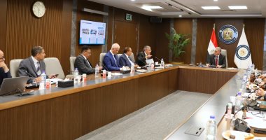 وزير البترول يلتقى بمجموعة من كتاب الصحافة المصرية ورؤساء التحرير وخبراء الاقتصاد