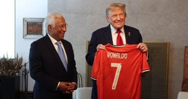 رونالدو يقتحم ساحة السياسة برسالة نارية إلى ترامب ترامب يحمل قميص رونالدو