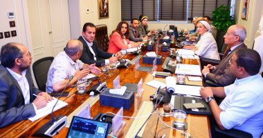 وزيرتا البيئة والتنمية المحلية تتابعان إنشاء المدينة المتكاملة للمخلفات جانب من الاجتماع