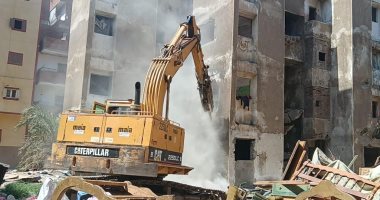 محافظ الإسماعيلية يتابع إزالة عمارة آيلة للسقوط بمنطقة هدى شعراوى بحى ثان