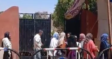 فرحة طلاب الثانوية بقنا بعد أداء مادة اللغة الأجنبية الثانية.. مباشر الثانوية العامة