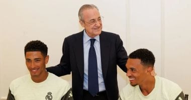 بيريز يدعم لاعبى ريال مدريد قبل موقعة الهلال فى مونديال الأندية.. صور بيريز وحديث مع أرنولد وبيلينجهام