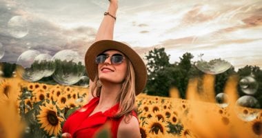 مش الخروجات ولا السفريات .. 5 أبراج أقل حاجة تخليهم طايرين من الفرحة فتاة سعيدة