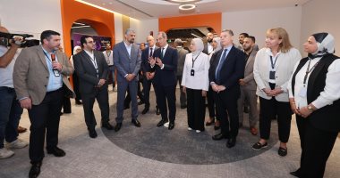 وزير الاتصالات يتفقد VXI الأمريكية.. تستهدف توفير 4 آلاف فرصة عمل جديدة الدكتور عمرو طلعت وزير الاتصالات وتكنولوجيا المعلومات