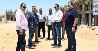 وزير الإسكان يتابع مشروعات المرافق والطرق ومشروع "ديارنا" السكنى بالعاشر من رمضان