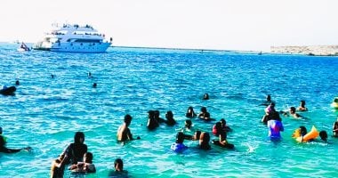 وقت الروقان على شواطئ مطروح والساحل الشمالى.. بداية المصيف تجذب محبى الهدوء والخصوصية.. ذروة المصيف تبدأ بصخبها الجميل عقب امتحانات الثانوية العامة.. تطوير كورنيش مطروح سياحيا وحضاريا زاد من جمال الطبيعة.. صور جمال شواطئ مصيف مطروح