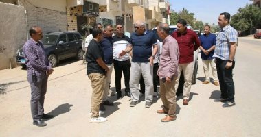 محافظ الوادي الجديد خلال الجولة