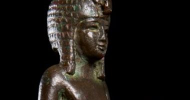 عرض تمثال برونزى لملك مصرى شاب للبيع فى مزاد عالمى.. إلى أى عصر ينتمى؟ تمثال