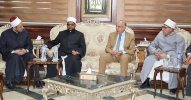 محافظ المنيا: ندعم جهود الأزهر في نشر ثقافة التسامح ونبذ العنف جانب من اللقاء