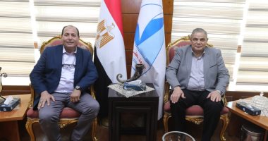 رئيس جامعة كفر الشيخ يستقبل مدير البرنامج الدولى لتربية الفراولة بجامعة فلوريدا جانب من اللقاء