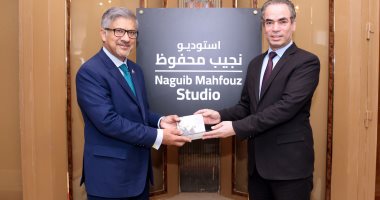 المسلمانى يهدى سفير باكستان مجموعة أم كلثوم أثناء زيارته بماسبيرو المسلماني يهدي سفير باكستان مجموعة أم كلثوم