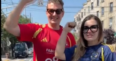 مشجعان من بولندا يهتفان لزيزو خلال مباراة الأهلى وبالميراس البرازيلى.. فيديو