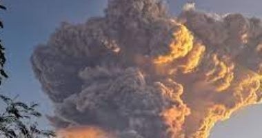 إلغاء أكثر من 30 رحلة جوية ونزوح 450 عائلة بسبب ثوران بركان بالى..فيديو بركان بالى