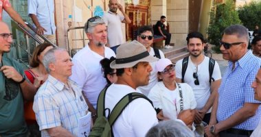 محافظ أسوان يرحب بالأفواج السياحية الإسبانية ويجرى حواراً معهم