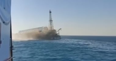 حفار بترول قديم ومتوقف عن العمل يسقط فى رأس غارب دون إصابات الحفار