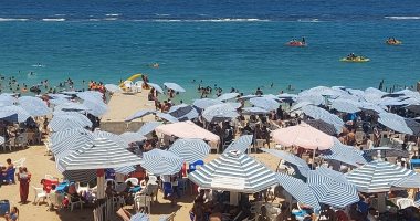 زحام على شواطئ الإسكندرية فى الأجازات الأسبوعية.. توافد رحلات اليوم الواحد يرفع نسبة الإشغال إلى 75% على معظم الشواطئ الشرقية.. والمندرة العام وبحرى المميز كامل العدد.. فيديو وصور شواطئ الإسكندرية