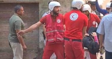 لحظة استخراج سيدة على قيد الحياة من أسفل عقار حدائق القبة المنهار.. صورة لحظة خروج السيدة