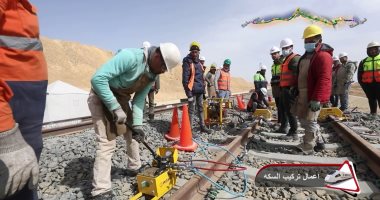 شاهد تركيب القضبان على كباري ومسار الخط الأول للقطار السريع السخنة-العلمين-مطروح