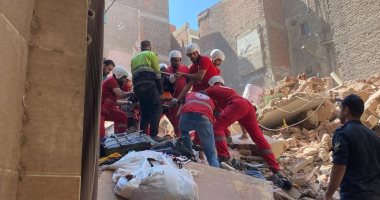 عقار حدائق القبة المنهار.. سيدة تصرخ بحثا عن أطفالها