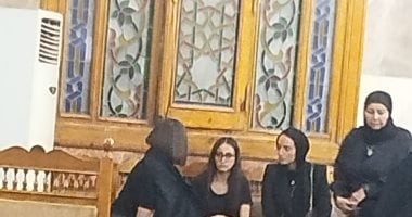 المخرجة سارة وفيق تتلقى العزاء في والدتها بحضور زوجها أحمد ثابت عزاء والدة سارة وفيق