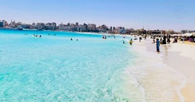 وقت المتعة على أجمل شواطئ مصر.. الطقس المعتدل والطبيعة الخلابة جعلت مطروح عاصمة المصايف بدون منازع.. أكثر من 7 ملايين مصطاف وسائح يعيشون أجواء المتعة على شواطئها سنوياً.. صور شاطئ الغرام