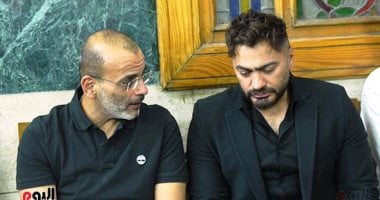 تامر حسني يقدم واجب العزاء فى والدة سارة وفيق.. صور عزاء والدة سارة وفيق