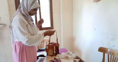 استخدام ألياف الأشجار.. "آمنة" تبدع فى صناعة الشنط على نول خشبى