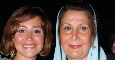 تعرض النجمة زيزي مصطفى لأزمة صحية ونقلها للمستشفى زيزي مصطفي وابنتها منة شلبي