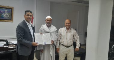 تسليم عقود تقنين أوضاع اليد على أراضي الدولة لمستحقيها بمركز ديروط فى أسيوط