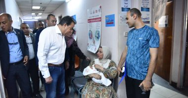 وزير الصحة يتفقد المركز الصحي الحضري بصقر قريش ويشيد بانتظام العمل