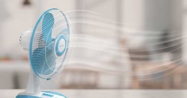 بداية فصل الصيف.. حيل لتبريد البيت بالمروحة بفاعلية وتغنيك عن التكييف تشغيل المروحة الكهربائية