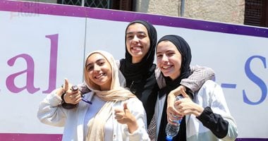 بعد الخروج من امتحان العربي.. الطلاب: القراءة والنصوص سهلين والنحو محتاج تركيز طلاب الثانوية العامة