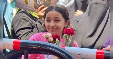 طفلة تنتظر شقيقتها بالورود أمام لجان الثانوية العامة فى الجيزة طفلة تنتظر شقيقتها بالورود